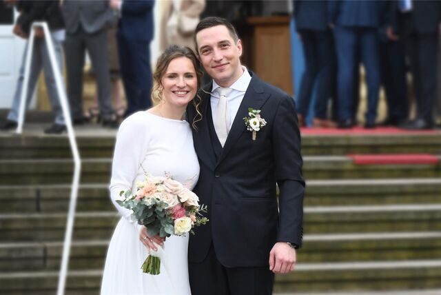 Judith und Leonard Schmidt stehen vor dem Schloss Westerholt.