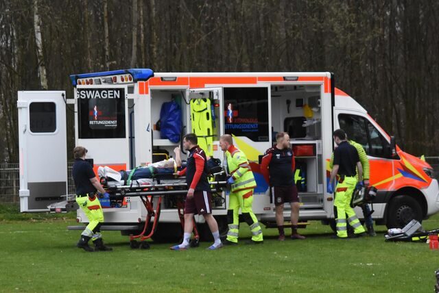Ein Krankenwagen steht auf dem Rasen in Billmerich. Florian Clausmeier wird auf einer Trage abtransportiert.
