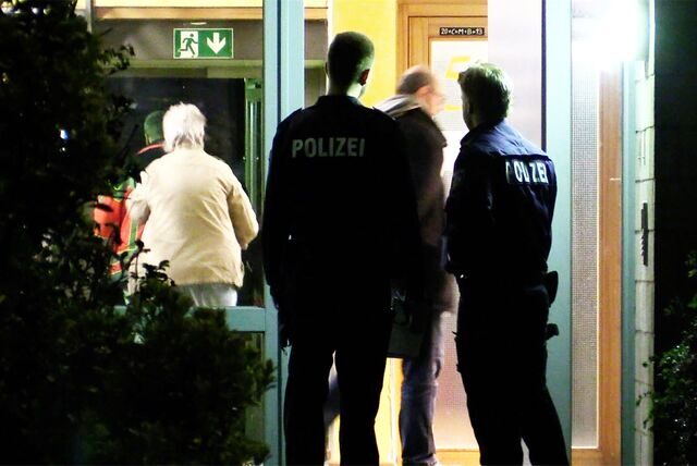 Polizisten stehen im Eingang der Einrichtung.