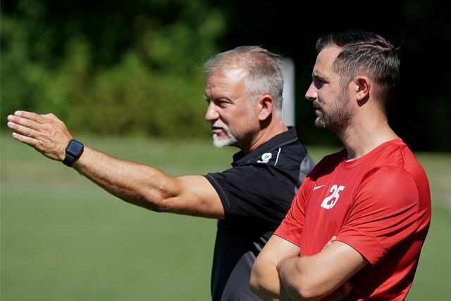 Carsten Walschus, Trainer von Preußen Lünen, gestikuliert.