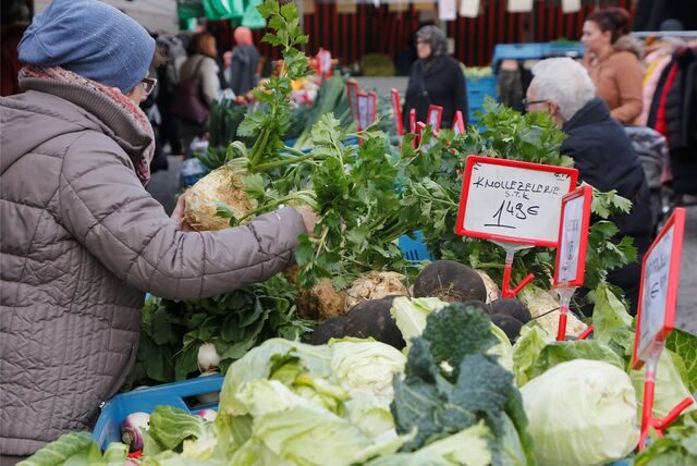Eine Kundin an einem Obst- und Gemüsestand auf dem Bergkamener Wochenmarkt.
