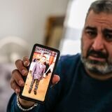 Fadi El-Jaddou aus Recklinghausen hält ein Handy in die Kamera, auf dessen Display sein Sohn Amir zu sehen ist. Der Junge trägt einen Anzug mit Fliege.