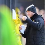 Marco Reus schreibt Autogramme.