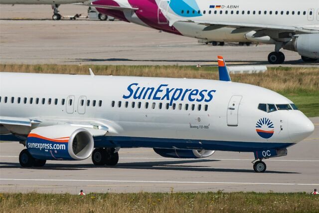 Eine Boeing 737-800 der Fluggesellschaft Sun Express rollt am Flughafen Stuttgart zur Startbahn.