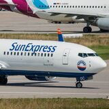 Eine Boeing 737-800 der Fluggesellschaft Sun Express rollt am Flughafen Stuttgart zur Startbahn.