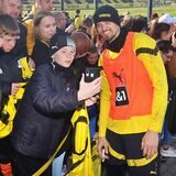 Gregor Kobel macht ein Selfie mit eine Fan.