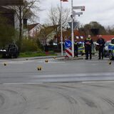 Die Polizei sichert die Kreuzung Ruhrstraße/Mendener Straße in Fröndenberg nach einem Verkehrsunfall.