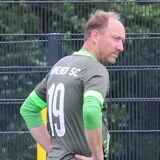 Die Fußballer des Kamener SC sitzen teilweise frustriert am Boden.
