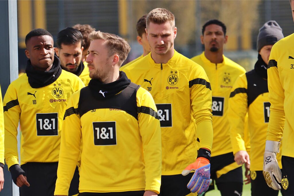 Die BVB-Spieler gehen Richtung Trainingsplatz. Die BVB-Spieler gehen Richtung Trainingsplatz.