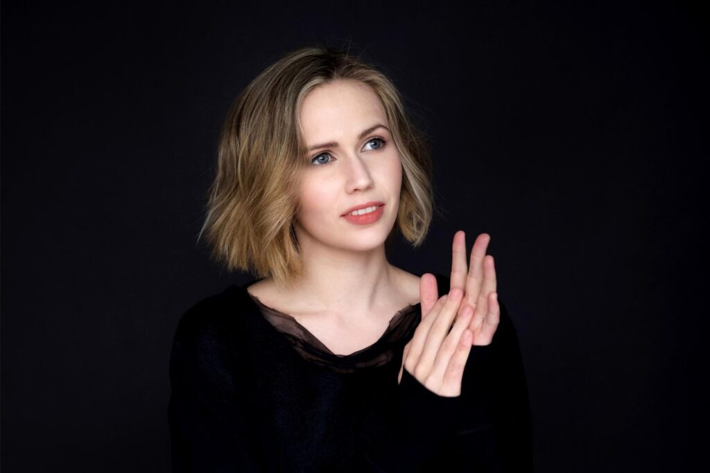 Die preisgekrönte Pianistin Annika Treutler tritt beim Sinfoniekonzert auf.