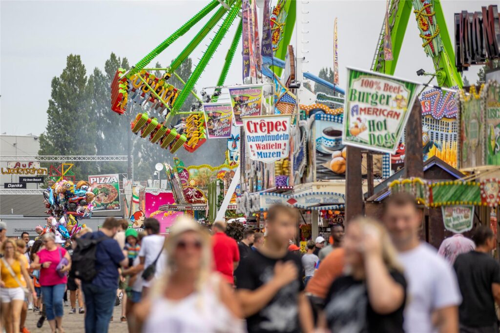 Besucher vor Fahrgeschäften auf der Cranger Kirmes in Herne. Besucher vor Fahrgeschäften auf der Cranger Kirmes in Herne.