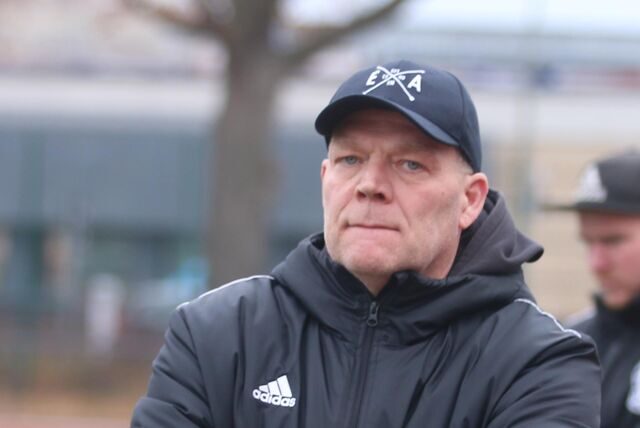 Selms Trainer Mario Rast mit verschränkten Armen am Spielfeldrand.