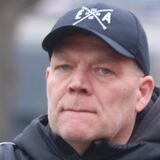Selms Trainer Mario Rast mit verschränkten Armen am Spielfeldrand.