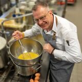 Eine Sauce Hollandaise in Handarbeit hat in Overkamps Küche Tradition – obwohl drei Thermomixe zur Verfügung stehen. Zum Spargel gehört sie für Koch Günther Overkamp unbedingt dazu. Aber man muss schon einige wichtige Tipps beachten, damit sie perfekt gelingt.