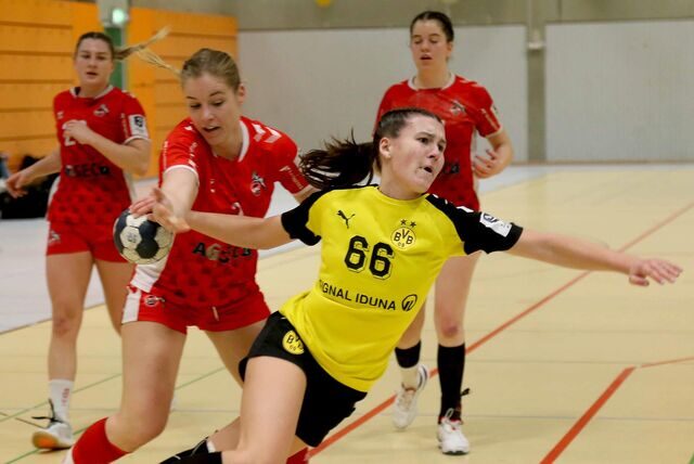 Felina Menne (gelbes Trikot) spielt mit den BVB-Juniorinnen um die deutsche Meisterschaft und hat nun auch ihr Debüt in der U17-Auswahl des DHB gegeben.