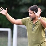 Orhan Özkara hebt seine Hände.