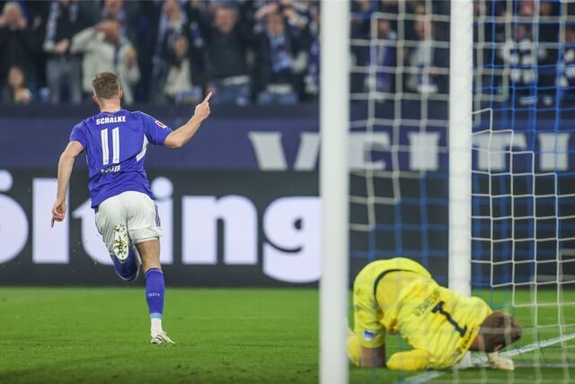 Marius Bülter freut sich über sein Tor zum Schalker 2:0 gegen Hertha BSC
