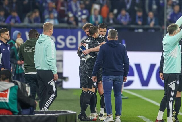 Die Schalker Torhüter Ralf Fährmann und Alexander Schwolow bei Fährmanns Auswechslung gegen Hertha BSC.