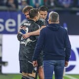 Die Schalker Torhüter Ralf Fährmann und Alexander Schwolow bei Fährmanns Auswechslung gegen Hertha BSC.