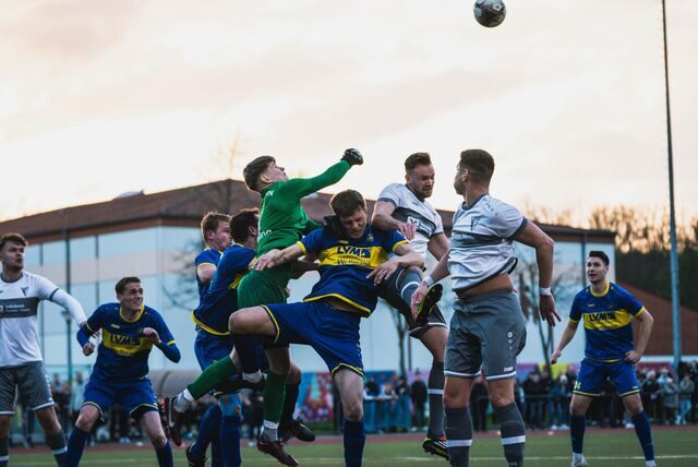 Viele Spieler springen zum Ball