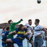 Viele Spieler springen zum Ball