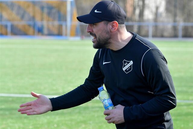 Gahmens Trainer Kadir Kaya zeigte sich über die Spielabsage alles andere als begeistert.