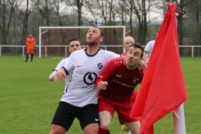 Lukas Neithart (l.) und der der SV Frömern kamen am Sonntag nicht über ein 4:4-Unentschieden beim TuS Uentrop II hinaus,