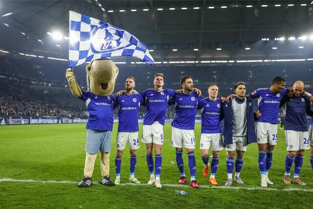 Schalker Jubel mit Maskottchen Erwin nach 5:2-Sieg gegen Hertha BSC