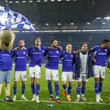 Schalker Jubel mit Maskottchen Erwin nach 5:2-Sieg gegen Hertha BSC