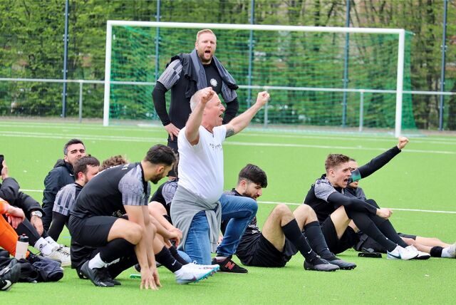 Ausgelassener Jubel bei der Mannschaft des SV Wanne. Gegen den Königsborner SV gab es einen satten 4:0-Sieg.