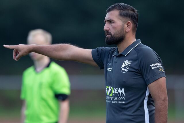 Aykut Kocabas dirigiert von Außen seine Spieler auf dem Rasen.
