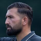 Aykut Kocabas dirigiert von Außen seine Spieler auf dem Rasen.