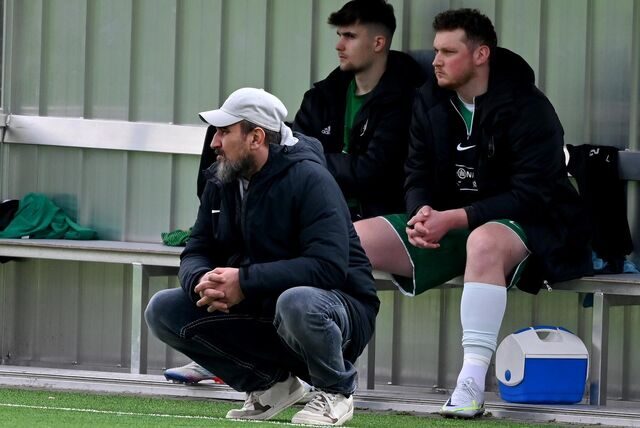 Birol Dereli (Trainer SuS Obeaden, kniedend)