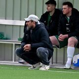 Birol Dereli (Trainer SuS Obeaden, kniedend)