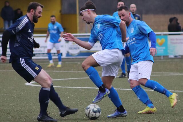 Ilkay Kir von BW Alstedde beim Dribbling