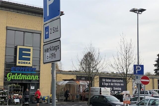 Edeka-Markt und Parkplatz.