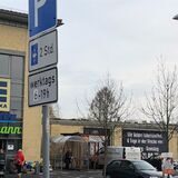 Edeka-Markt und Parkplatz.