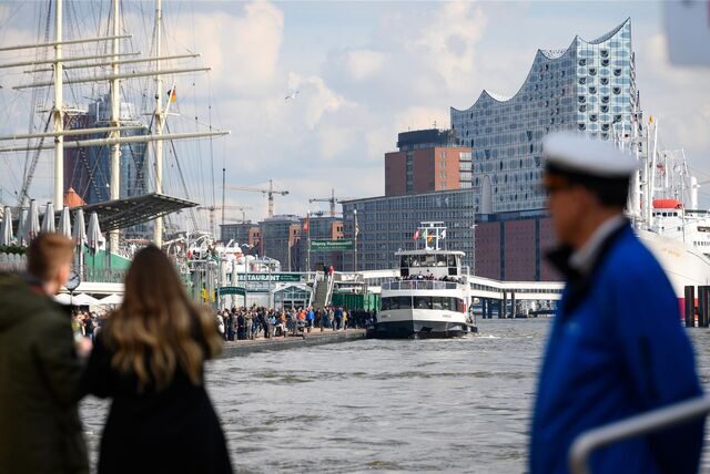Hamburg ist mit dem öffentlichen Nahverkehr von Dortmund aus in weniger als fünf Stunden zu erreichen.