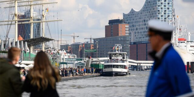 Hamburg ist mit dem öffentlichen Nahverkehr von Dortmund aus in weniger als fünf Stunden zu erreichen.