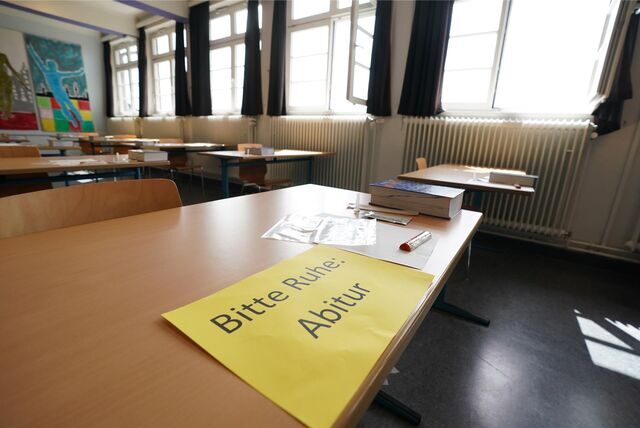 Bei den Abiturprüfungen in NRW gibt es ein Problem: Am Dienstag (18.04.) konnten Schulen Klausuren für den Folgetag nicht wie üblich herunterladen.