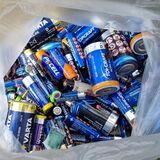 Rund 60 Batterien hat eine Anwohnerin aus ihrer Hecke in der Dürerstraße gefischt.