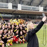 Die BVB-Fußballerinnen posieren für ein Selfie.
