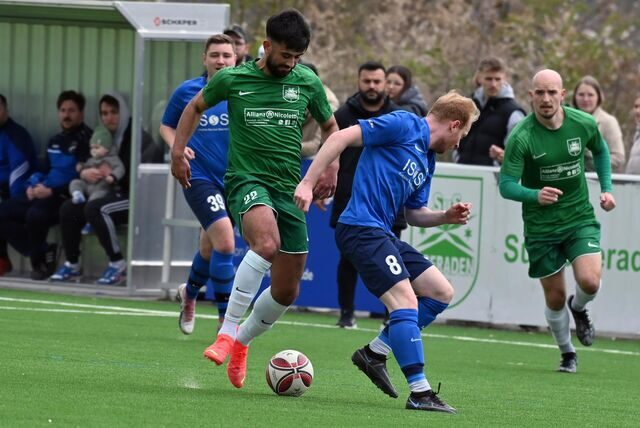 Spieler des SuS Oberaden (am Ball Ferdi Civak) und des TuS Niederaden (im Zweikampf Fabian Kowalski) kämen um den Ball
