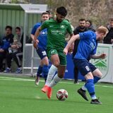 Spieler des SuS Oberaden (am Ball Ferdi Civak) und des TuS Niederaden (im Zweikampf Fabian Kowalski) kämen um den Ball