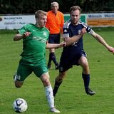 SuS Oberadens Joshua Kusch behauptet den Ball gegen einen Gegenspieler.