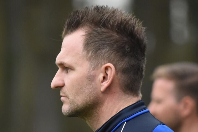 TuS-Niederaden-Trainer Amel Mesic schaut auf das Spielfeld
