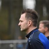 TuS-Niederaden-Trainer Amel Mesic schaut auf das Spielfeld
