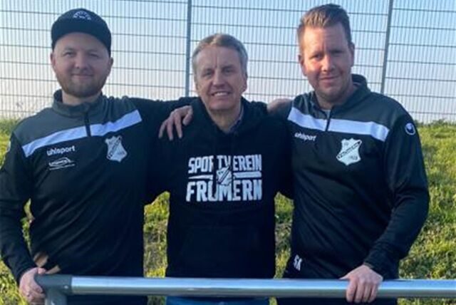 Falk Hornburg (v.l.), Vereinschef Helmut Meierjohann und Coach Sebastian Kurt haben ihre Zusammenarbeit besiegelt.