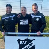 Falk Hornburg (v.l.), Vereinschef Helmut Meierjohann und Coach Sebastian Kurt haben ihre Zusammenarbeit besiegelt.
