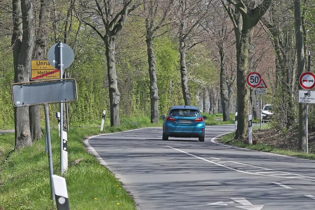 Eine Autofahrerin soll sich über eine langsam fahrende Vorderfrau so geärgert haben, dass sie ausfällig und handgreiflich wurde.